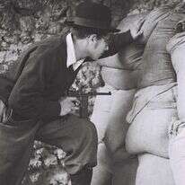 הרב מלכה קבע כי לו היו תלמידי הישיבות בעלי הכשרה בהפעלת נשק היה בכוחם לשנות את תוצאות העימות האלים. לוחם ההגנה מסתתר מאחורי שקי חול בירושלים 1947 | הנס חיים פין, לע"מ