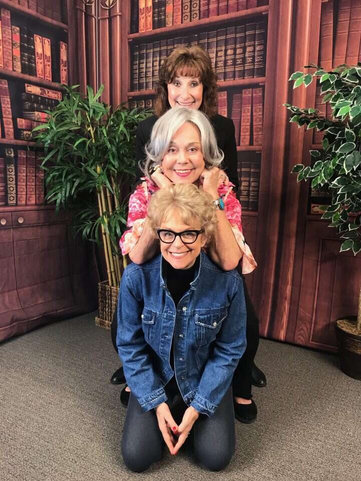 מלמעלה: לינדה ריץ', אס–ג'יי ובאני גיבסון. | יח"צ JLTV מלמעלה: לינדה ריץ', אס–ג'יי ובאני גיבסון. | יח"צ JLTV