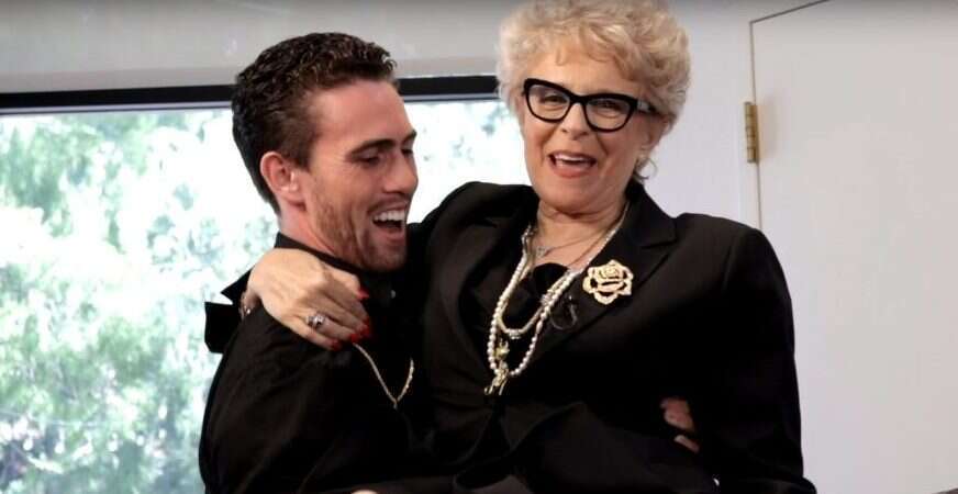 חיבור למתמודדים. אס–ג'יי בזרועות אחד הרווקים. | מסך חיבור למתמודדים. אס–ג'יי בזרועות אחד הרווקים. | מסך