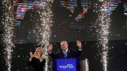 נתניהו ורעייתו על במת הליכוד במוצאי הבחירות. | AFP נתניהו ורעייתו על במת הליכוד במוצאי הבחירות. | AFP