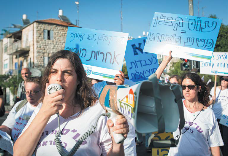 מקבלות את הרווחים במקום שהקבלנים ימשיכו לגזור קופון. מצעד מחאה על תנאי התעסוקה של עובדי קבלן, ירושלים. | נעם ריבקין פנטון - פלאש 90.