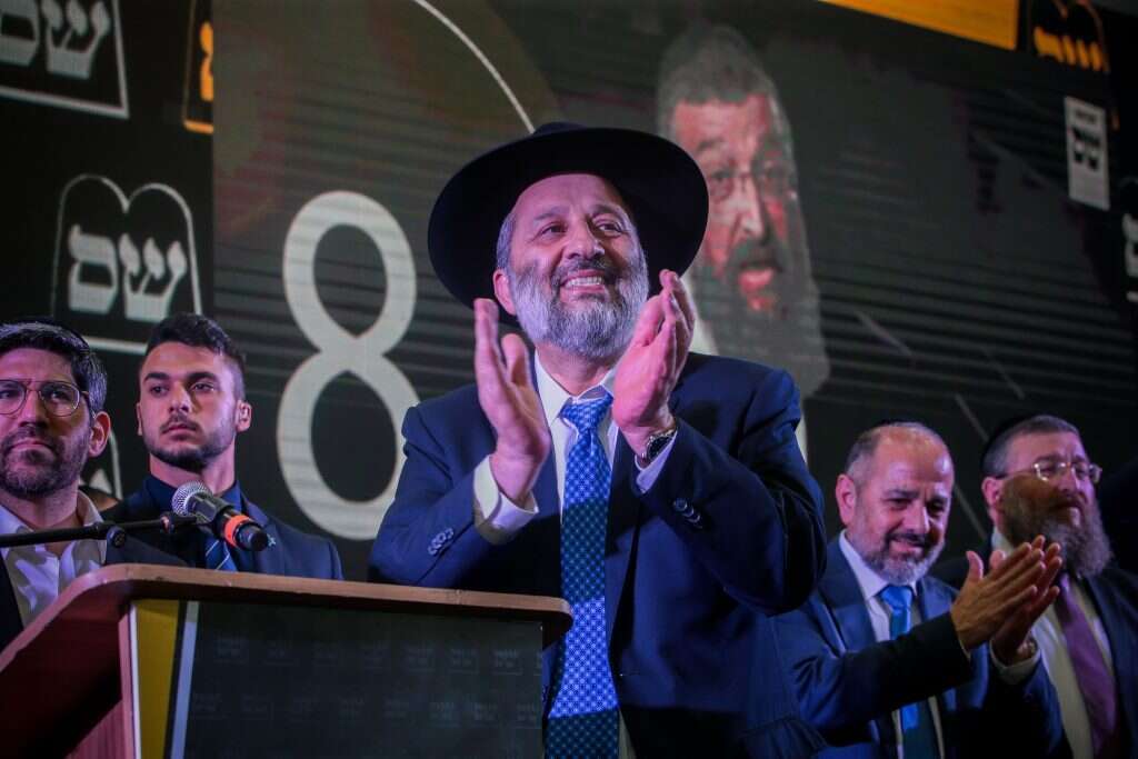 דרעי ותומכים ביום הבחירות. | אורן בן חקון