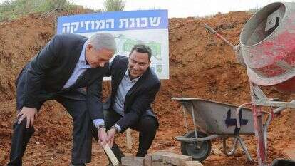 "נתניהו ביקר פה עשר פעמים בשנים האחרונות, הוא קשוב ואני מבין את השיקולים שלו בנושא עזה. עם זאת, אני לא מסכים איתם" ראש הממשלה בנימין נתניהו וראש עיריית שדרות אלון דוידי. | אדי ישראל "נתניהו ביקר פה עשר פעמים בשנים האחרונות, הוא קשוב ואני מבין את השיקולים שלו בנושא עזה. עם זאת, אני לא מסכים איתם" ראש הממשלה בנימין נתניהו וראש עיריית שדרות אלון דוידי. | אדי ישראל