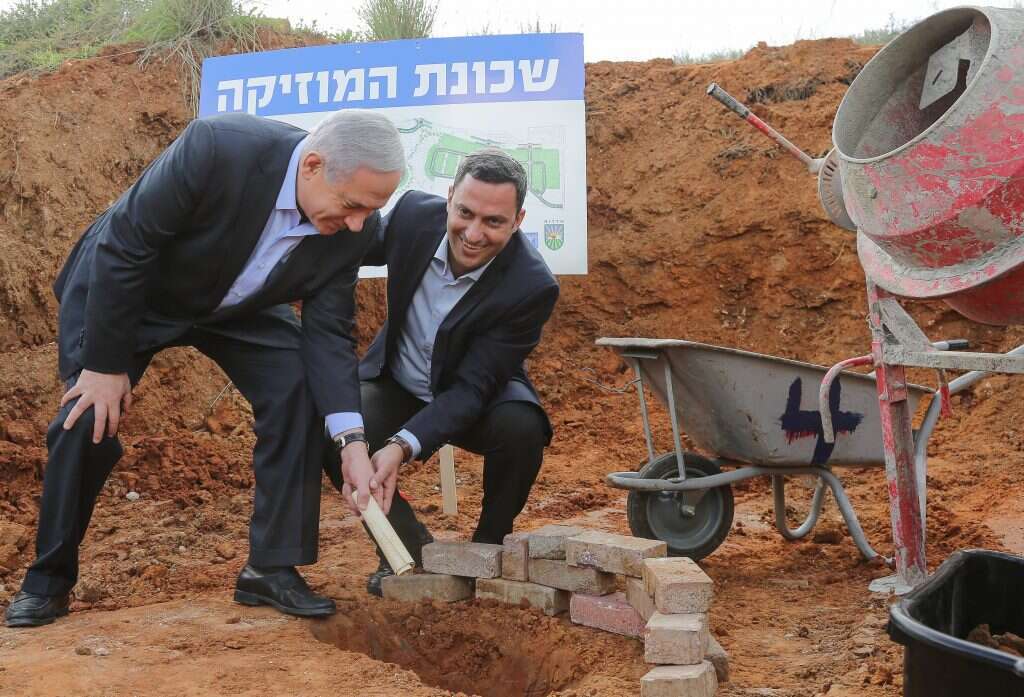 "נתניהו ביקר פה עשר פעמים בשנים האחרונות, הוא קשוב ואני מבין את השיקולים שלו בנושא עזה. עם זאת, אני לא מסכים איתם" ראש הממשלה בנימין נתניהו וראש עיריית שדרות אלון דוידי. | אדי ישראל "נתניהו ביקר פה עשר פעמים בשנים האחרונות, הוא קשוב ואני מבין את השיקולים שלו בנושא עזה. עם זאת, אני לא מסכים איתם" ראש הממשלה בנימין נתניהו וראש עיריית שדרות אלון דוידי. | אדי ישראל