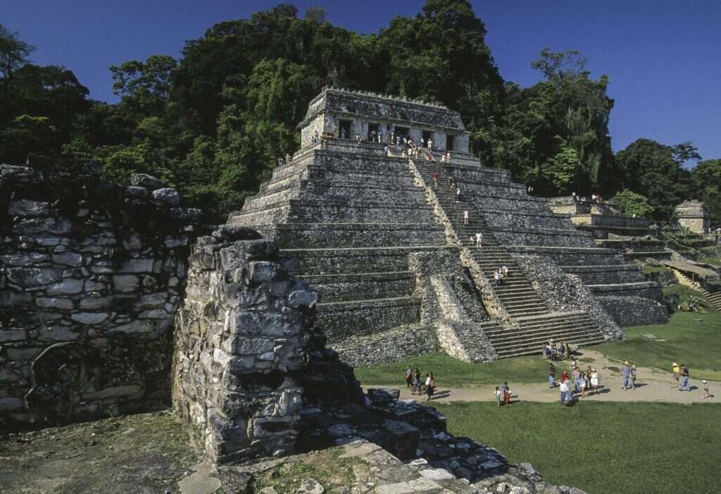 שילוב של נצרות קתולית עם פגאניות. מקדש של בני המאיה בעיר העתיקה פלנקה, מקסיקו. | גטי אימג'ס