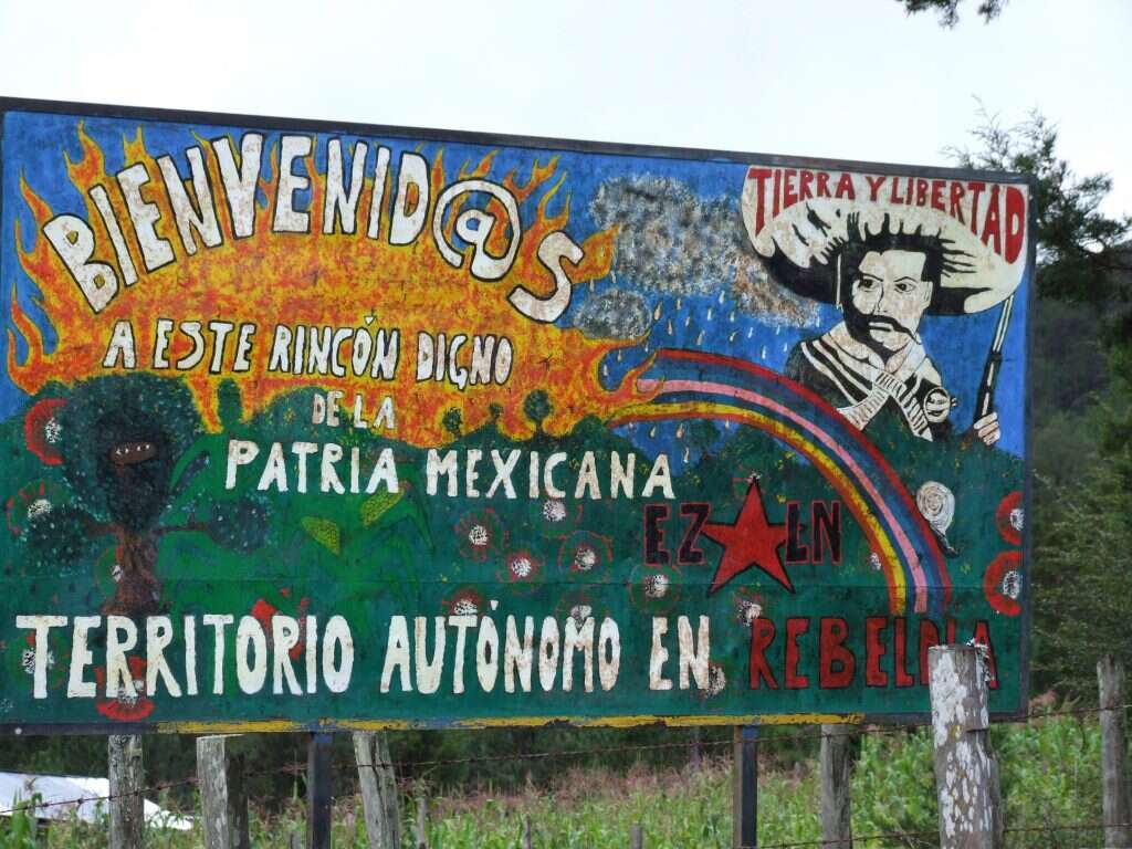 "ברוכים הבאים לטריטוריה האוטונומית במרידה": שלט מטעם ארגון גרילה באזור. | עמוס מגד