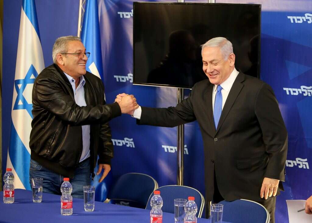 "חשבונות שמהדהדים מסרים של הליכוד". נתניהו במסיבת העיתונאים בעניין הבוטים מציג מפעילי חשבונות שנחשדו כ"בוטים". בהם "קפטן ג'ורג'", גיורא עזרא. | אורן בן חקון