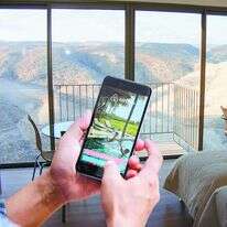 הרווחים ייתרמו לארגוני סיוע הומניטריים. יישומון Airbnb. | יגאל כנען ושאטרסטוק