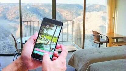 הרווחים ייתרמו לארגוני סיוע הומניטריים. יישומון Airbnb. | יגאל כנען ושאטרסטוק