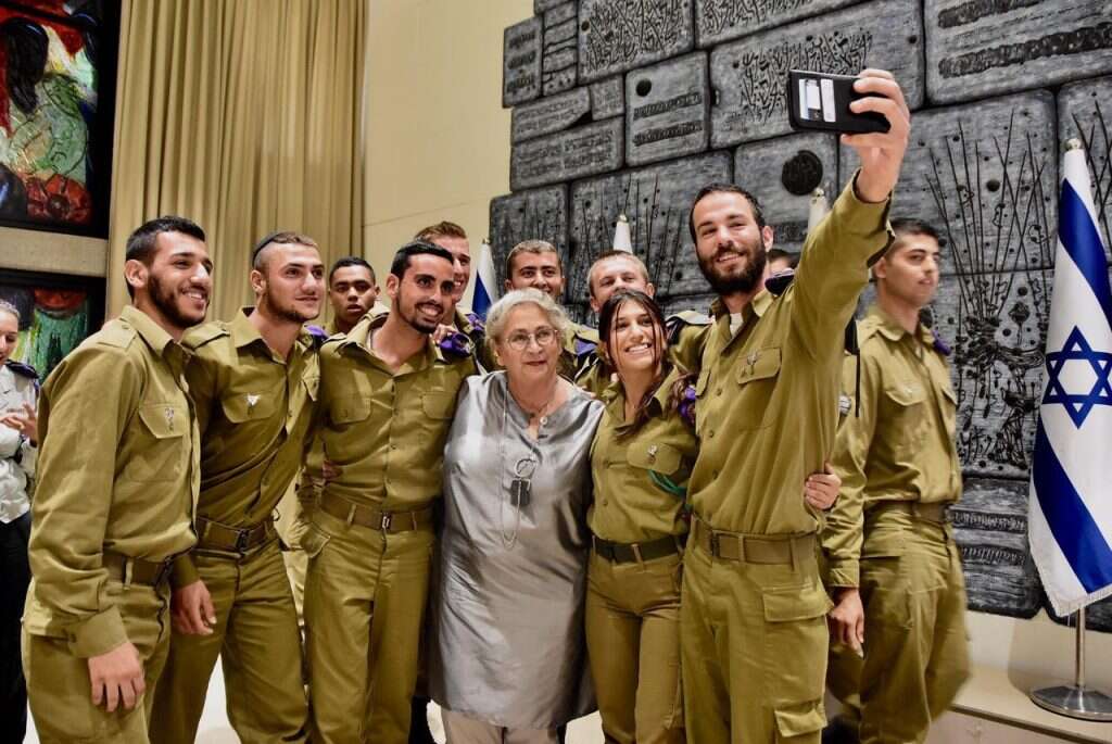 טקס הרמת כוסית לכבוד חיילים בודדים בבית הנשיא, 2019. | תומר רייכמן טקס הרמת כוסית לכבוד חיילים בודדים בבית הנשיא, 2019. | תומר רייכמן