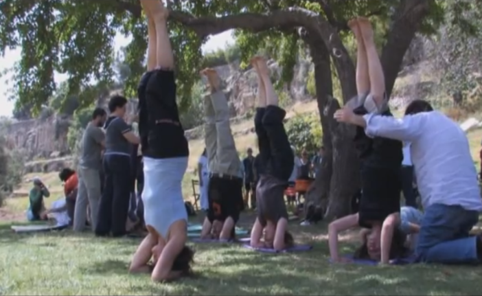 מסך מתוך הסרט "עמידת ראש"