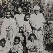 דוד דרסלי אבטה (אמצעי בשורה למטה) ומשפחתו. אתיופיה, 1990.