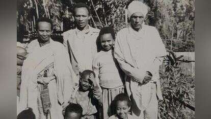 דוד דרסלי אבטה (אמצעי בשורה למטה) ומשפחתו. אתיופיה, 1990.