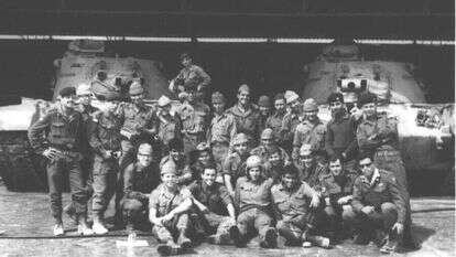 אביגדור קהלני עם חייליו, מחנה נתן, 1967. | מתוך האלבום הפרטי