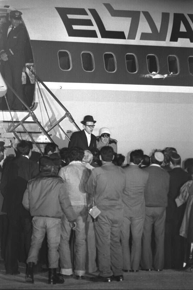 הרב יוסף מנדלביץ' בקבלת פנים בשדה התעופה בן גוריון לאחר שחרורו מהכלא בברית המועצות. 1981. | סער יעקב, לע"מ