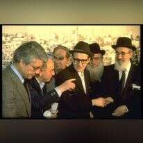 הרב יוסף מנדלביץ מתקבל בשדה התעופה בן גוריון ע"י השר דוד לוי (משמאל), ח"כ שלמה לורץ (מימין), ח"כ מנחם פורוש ואבי הפצועים שמחה הלצברג (שני משמאל) המרים כוסית יין לכבוד הארוע המשמח. | סער יעקב, לע"מ