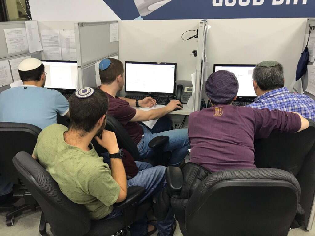 בודקים קולות במשרדים. | אריאל שנבל בודקים קולות במשרדים. | אריאל שנבל