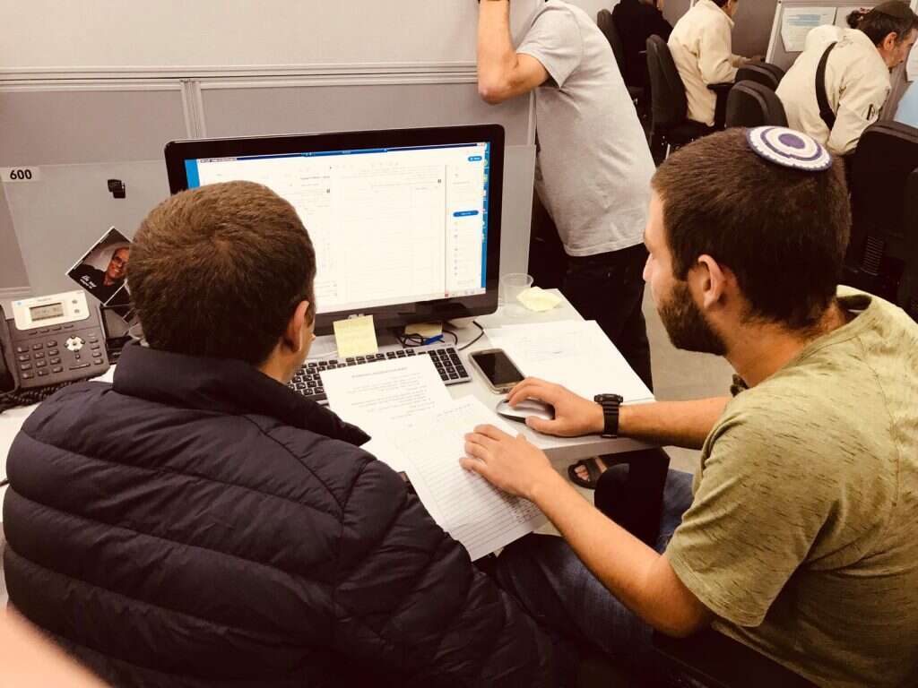 בודקים קולות במשרדים. | אריאל שנבל בודקים קולות במשרדים. | אריאל שנבל