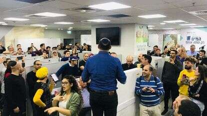 נפתלי בנט ופעילי הימין החדש