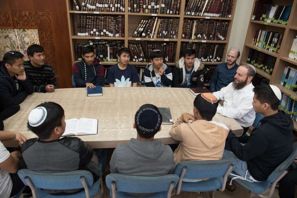 תמיד האמנו שנעשה את ליל הסדר יום אחד בירושלים. בני שבט המנשה עם הרב יוסי שטרן בישיבת ההסדר בעכו. | דורון גולן, ג'יני תמיד האמנו שנעשה את ליל הסדר יום אחד בירושלים. בני שבט המנשה עם הרב יוסי שטרן בישיבת ההסדר בעכו. | דורון גולן, ג'יני