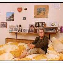 ידידת נפשו של גרוסמן, אווה פאניץ', על רקע קיר זיכרונותיה מבית הוריה ומאהובה המת ראדה, 2010. באדיבות הבלוג של עדית שגב. | אלון תלמי