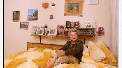 ידידת נפשו של גרוסמן, אווה פאניץ', על רקע קיר זיכרונותיה מבית הוריה ומאהובה המת ראדה, 2010. באדיבות הבלוג של עדית שגב. | אלון תלמי