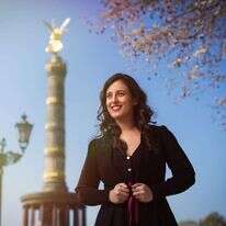 אנטוניה ימין. | בועז ארד