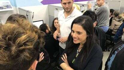 שקד בחמ"ל הימין החדש בבני־ברק, השבוע | אריאל שנבל שקד בחמ"ל הימין החדש בבני־ברק, השבוע | אריאל שנבל