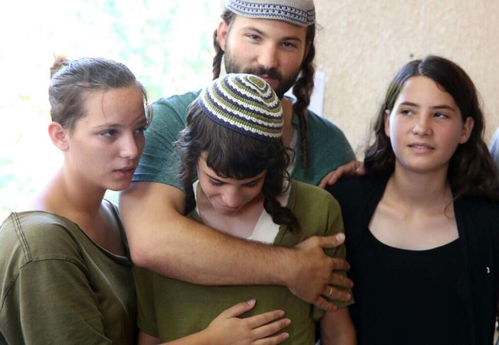 מאז הפיגוע הפך שלומי למשענת של המשפחה. בהלוויית הרב מיכי מרק ז"ל. | מרים צחי