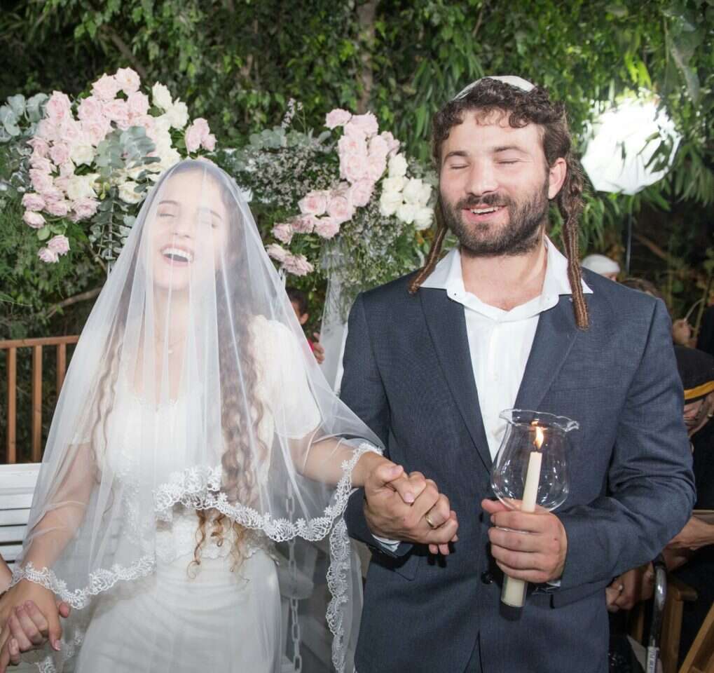 "הוא תמיד אמר שהוא יודע שאני בידיים טובות". שלומי מוביל את אחותו אורית לחופתה. | מרים אמיתי -