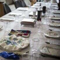 פתרון קל ונוח. כלים חד־פעמיים על שולחן הסדר. | הדס פרוש, פלאש 90