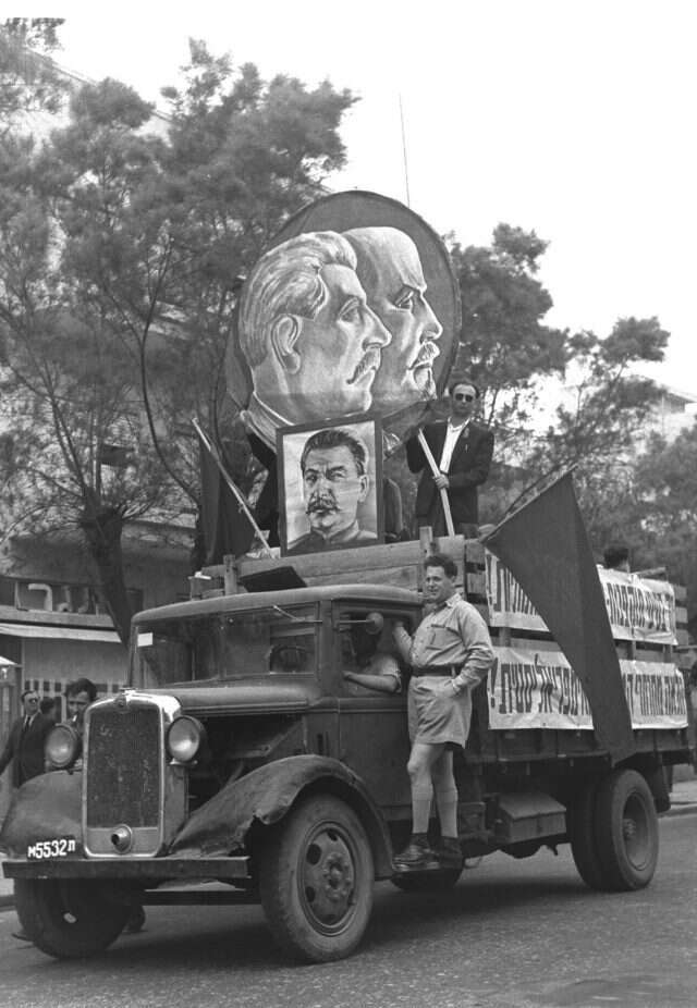 לפעמים נופפו גם בדגל ישראל, לצד הדגל האדום. מצעד אחד במאי בתל־אביב, 1949. | פין הנס, לע"מ לפעמים נופפו גם בדגל ישראל, לצד הדגל האדום. מצעד אחד במאי בתל־אביב, 1949. | פין הנס, לע"מ