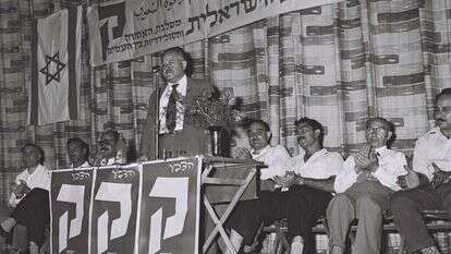 משה סנה נואם בכנס מק"י לפני בחירות 1959. | פריץ כהן, לע"מ