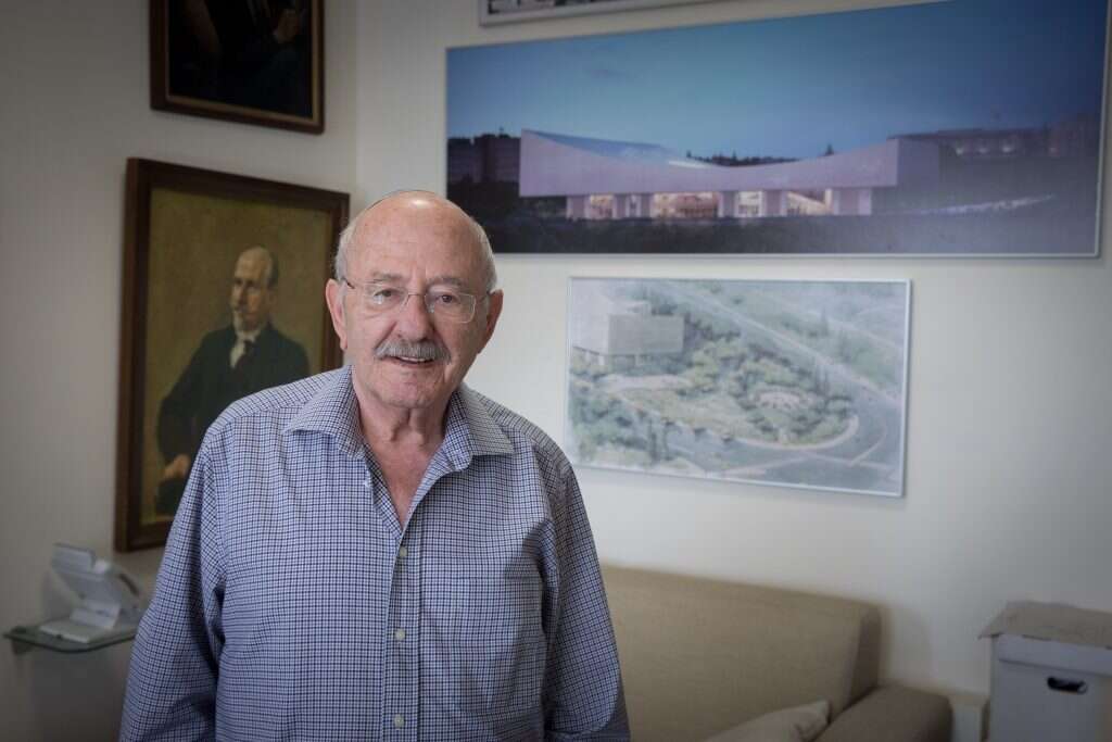 אי אפשר לשמור הכול. דוד בלומברג, יו"ר הספרייה הלאומית. | נעם ריבקין פנטון, פלאש 90 אי אפשר לשמור הכול. דוד בלומברג, יו"ר הספרייה הלאומית. | נעם ריבקין פנטון, פלאש 90