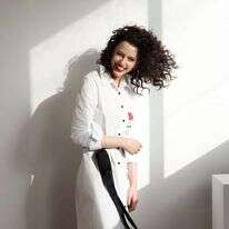 קורין גדעון. איפור: ליטל דהרי, שיער: זיו אמסלם, בגדים: HDZ | שי פרנקו