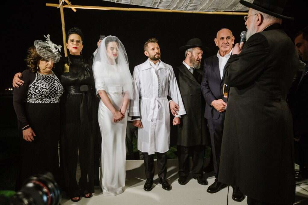 גם החרדים וגם החילונים נהנו. קורין וחיליק בחתונתם. | מורן מעיין