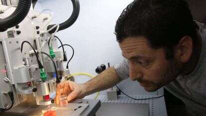 מעצמה טכנולוגית ומדעית. המעבדה להדפסת לב באוניברסיטת תל־אביב. | יהושע יוסף