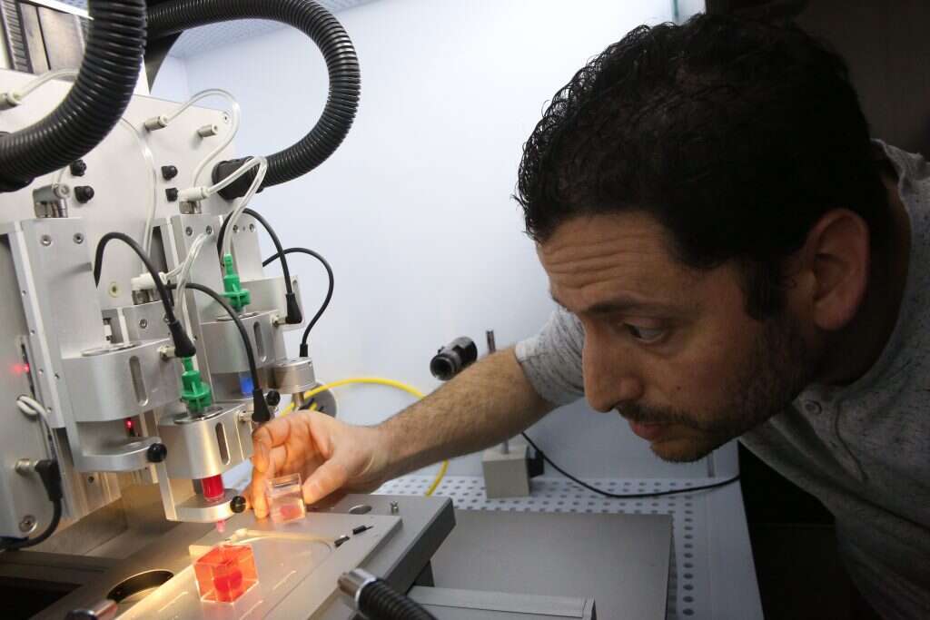 מעצמה טכנולוגית ומדעית. המעבדה להדפסת לב באוניברסיטת תל־אביב. | יהושע יוסף