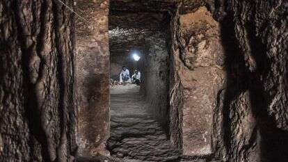 ארכאולוגים עובדים בקברים החדשים. | AFP