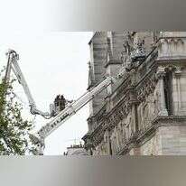 כבאים במרומי הקתדרלה, השבוע. | AFP