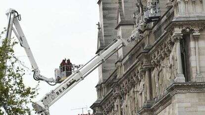 כבאים במרומי הקתדרלה, השבוע. | AFP