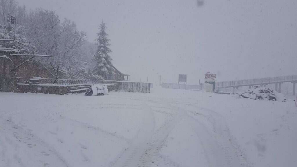 שלג בסוף אפריל באתר החרמון. | אתר החרמון