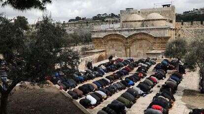 מוסלמים במתחם שער הרחמים. | רויטרס