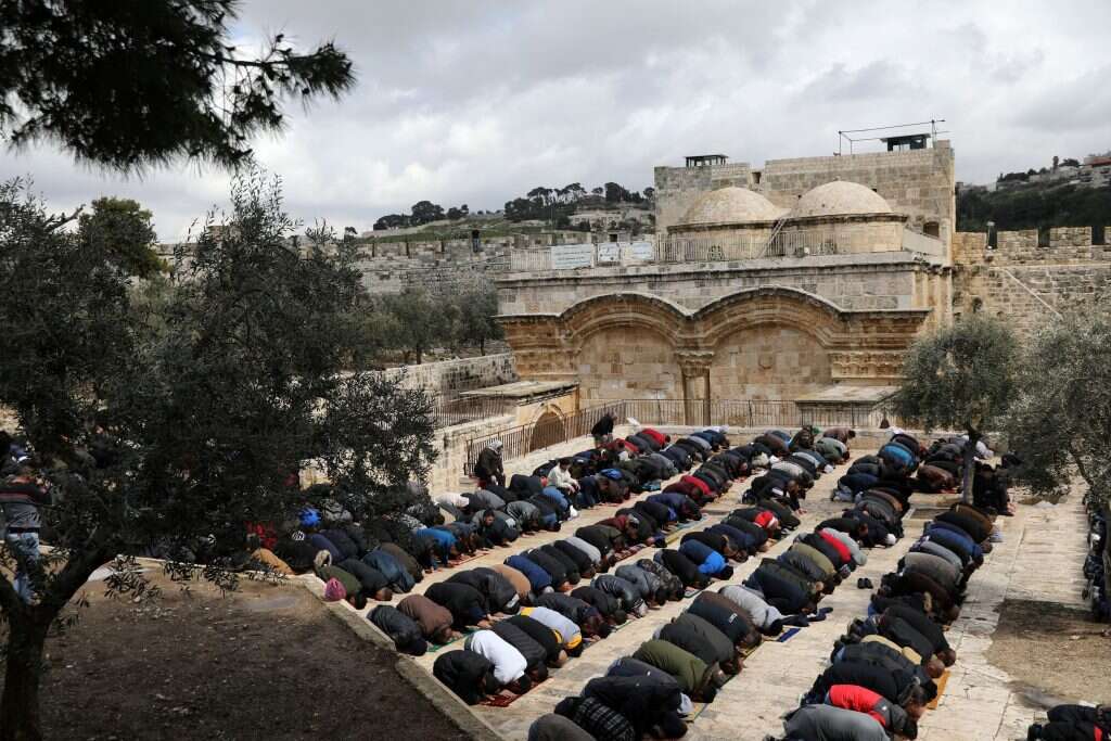 מוסלמים במתחם שער הרחמים. | רויטרס