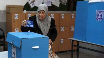 מצביעה בטייבה. | EPA מצביעה בטייבה. | EPA