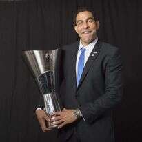 דיוויד בלו עם גביע היורוליג. | גטי אימג'ס