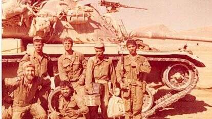 הרב אליהו בירנבוים (משמאל) בעת שירותו הצבאי. | מתוך האלבום הפרטי