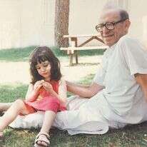 מורה כריזמטי שכל שיעור שלו דמה לקונצרט מסעיר ומרגש. מרדכי שלו עם נכדתו מרווה, 1994. | באדיבות צרויה שלו