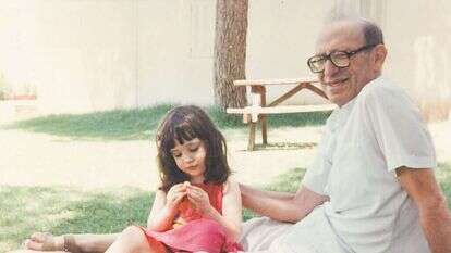 מורה כריזמטי שכל שיעור שלו דמה לקונצרט מסעיר ומרגש. מרדכי שלו עם נכדתו מרווה, 1994. | באדיבות צרויה שלו