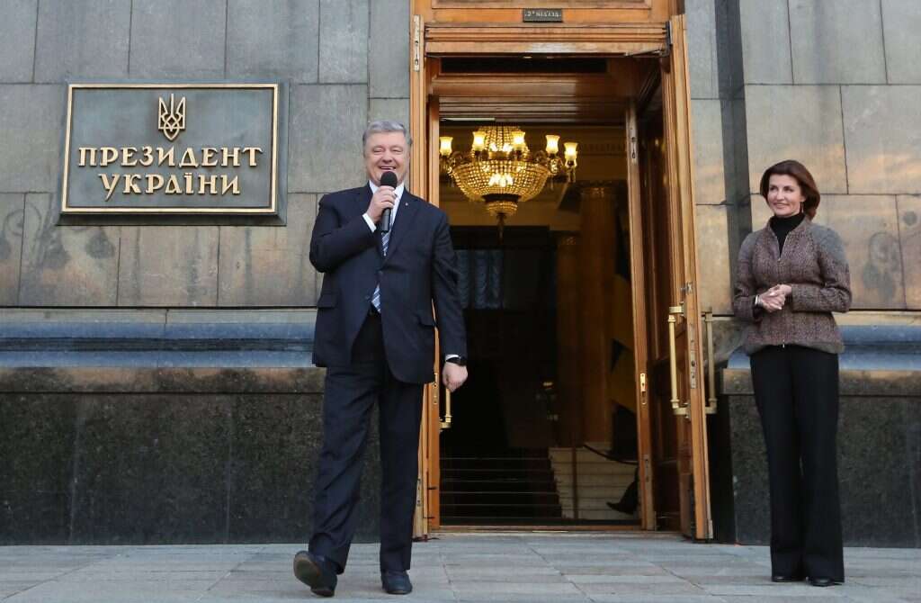 פורושנקו מדבר בעצרת תמיכה בו לאחר הבחירות. | EPA פורושנקו מדבר בעצרת תמיכה בו לאחר הבחירות. | EPA